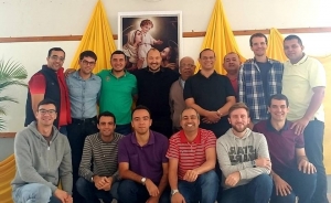 Presbíteros da 1ª faixa etária se reúnem com Dom Dario Campos em momento de confraternização