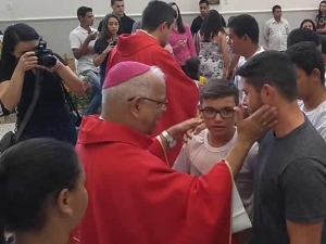 Jovens da Paróquia Nosso Senhor Jesus Cristo recebem o Sacramento do Crisma