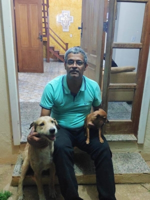Pe. Gelson adota cão que foi destaque na mídia