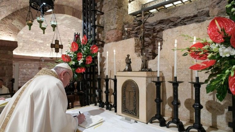 No túmulo de São Francisco, o Papa assina a sua terceira Encíclica “Fratelli tutti” que será apresentada no domingo, 4 de outubro