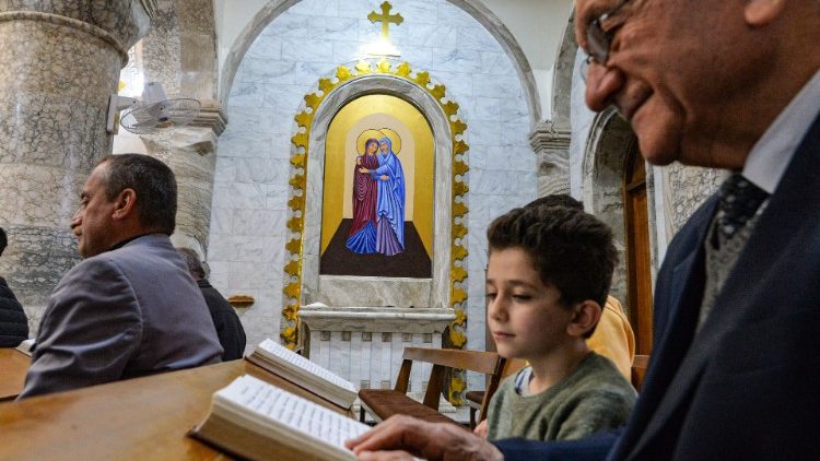 Cristãos aguardam a celebração dominical na Igreja al-Tahira-al-Kubra, em Qaraqosh