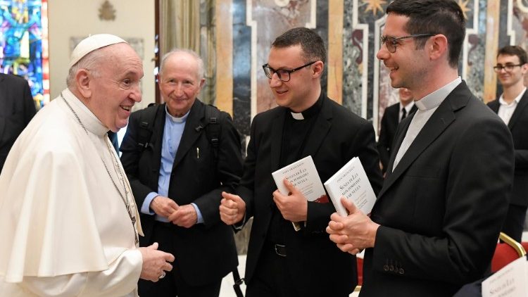 O Papa com os membros do Pontifício Seminário Regional Marchigiano Pio XI de Ancona