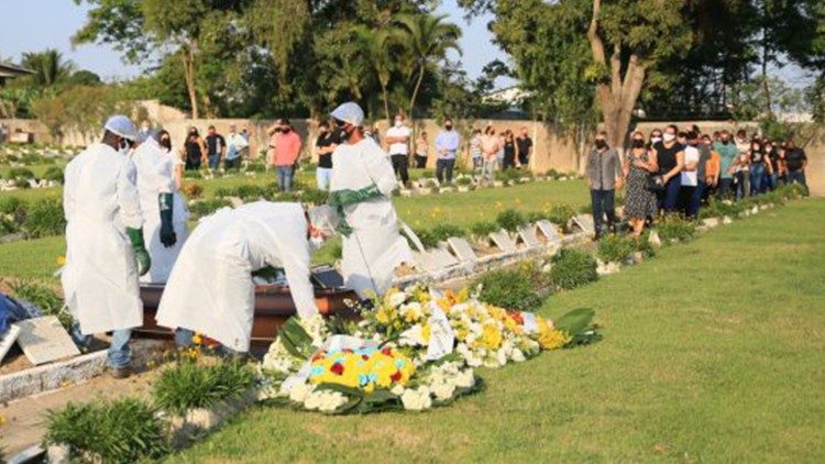 Cerimonias fúnebres para mortos pela Covid 19 