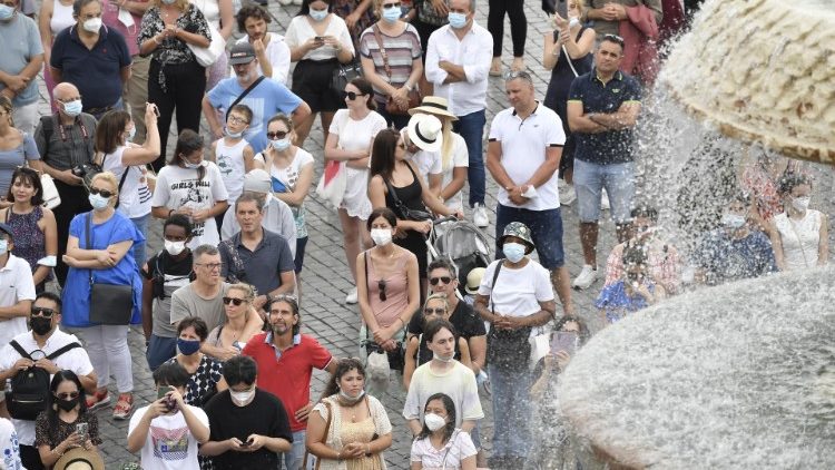 Fiéis durante o Angelus deste domingo