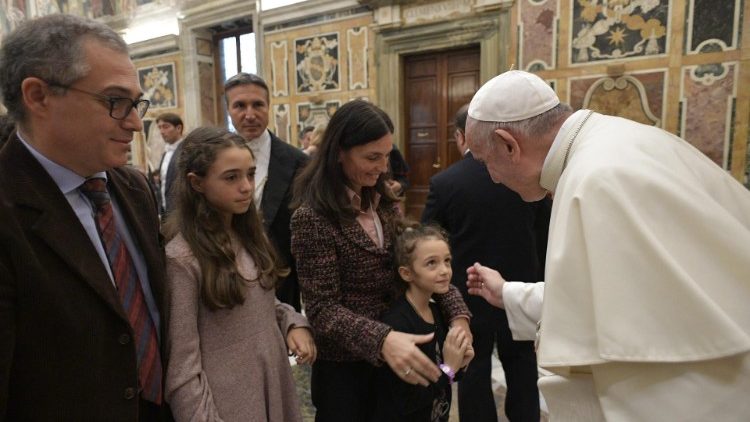 Papa Francisco com uma família no Vaticano