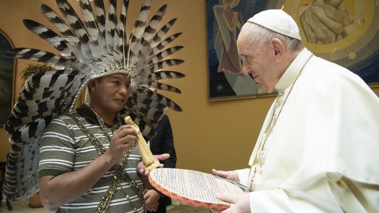 O abraço do Papa Francisco a indígenas brasileiros  do  Movimento Laudato Si no Vaticano