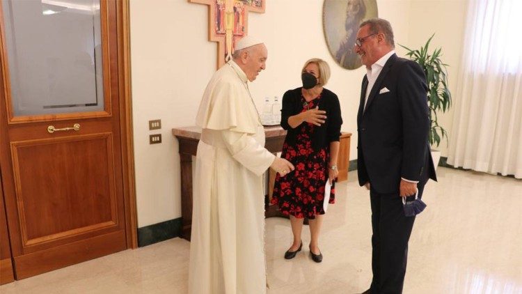 Papa Francisco com jornalistas da Radio Cope, Carlos Herrera e Eva Fernández