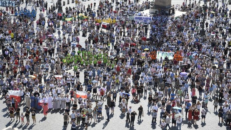 Fiéis na Praça São Pedro para o Angelus