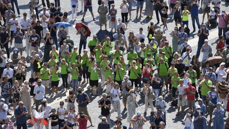 Fiéis na Praça São Pedro para o Angelus