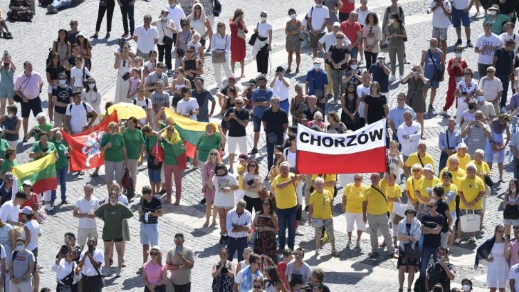 Fiéis na Praça São Pedro para o Angelus