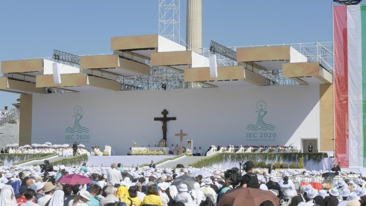 Fiéis durante a missa do Papa em Budapeste