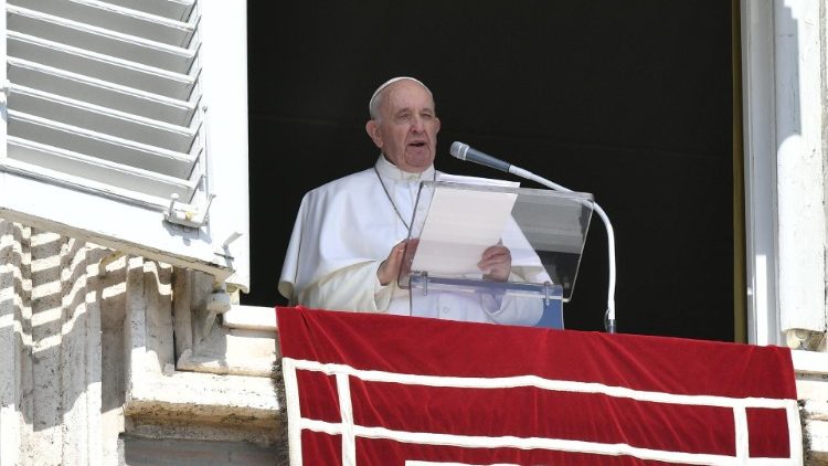 Papa Francisco na janela do apartamento pontifício para o Angelus