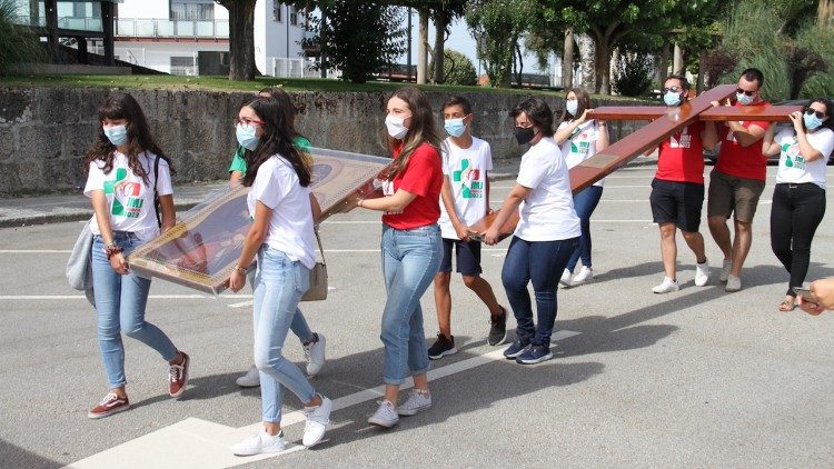 Jovens carregando os símbolos da JMJ na Espanha