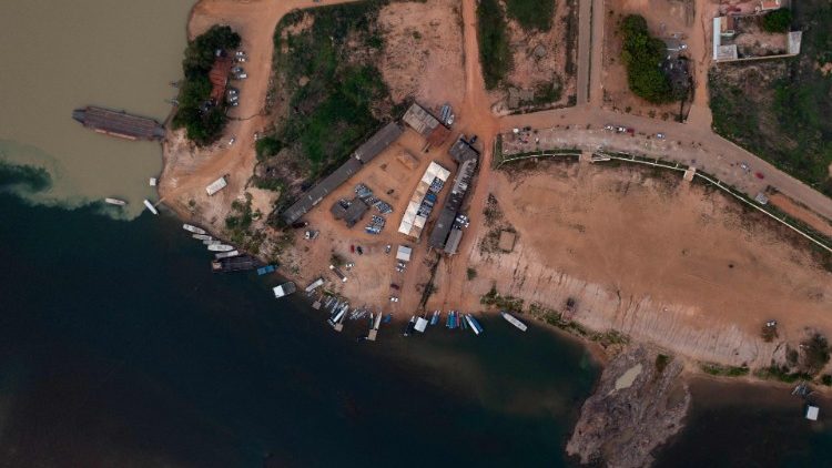 Barcos de garimpeiros ilegais no Rio Madeira