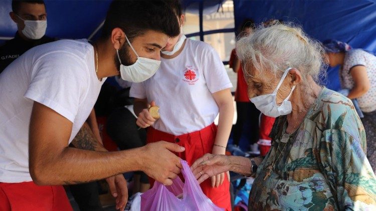 Solidariedade no Líbano, jovem ajuda idosos