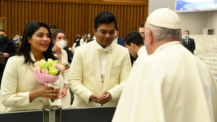 Recém casados na Audiência Geral na Sala Pauklo VI