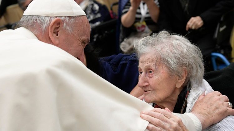 O Papa e uma idosa na Audiência Geral