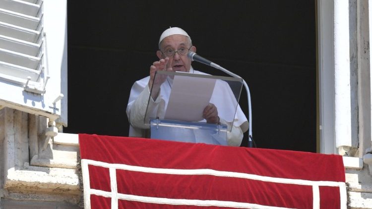 Papa Francisco na janela do apartamento pontifício para o Angelus