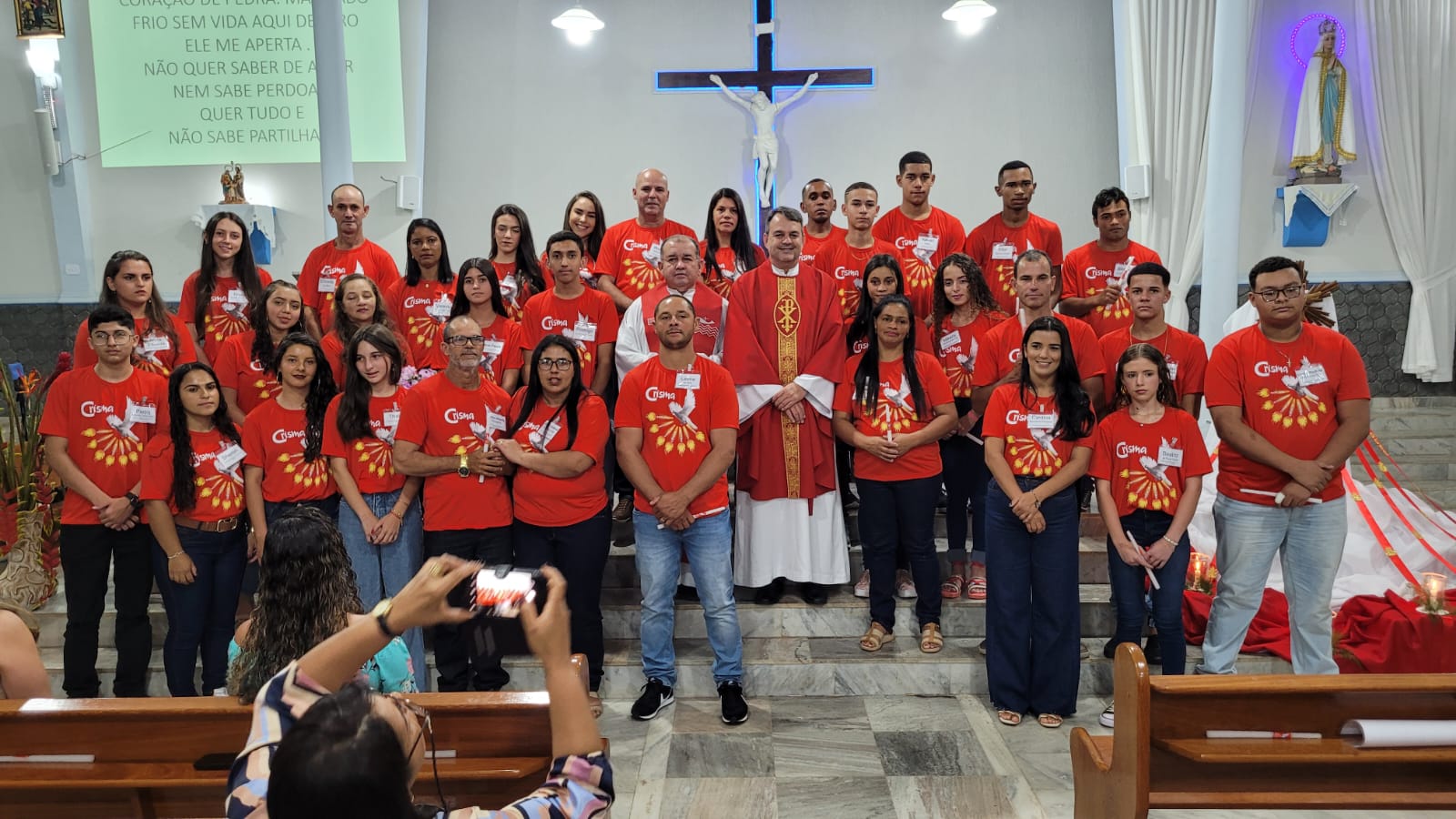 Jovens e adultos recebem o Sacramento da Crisma em Celina