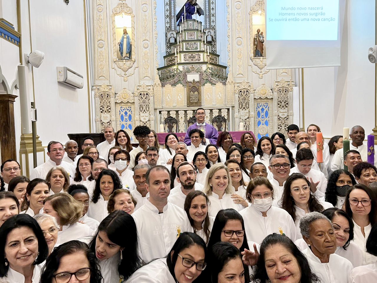 Novos Ministros Extraordinários da Eucaristia e Palavra de Deus são investidos na Paróquia Nosso Senhor dos Passos