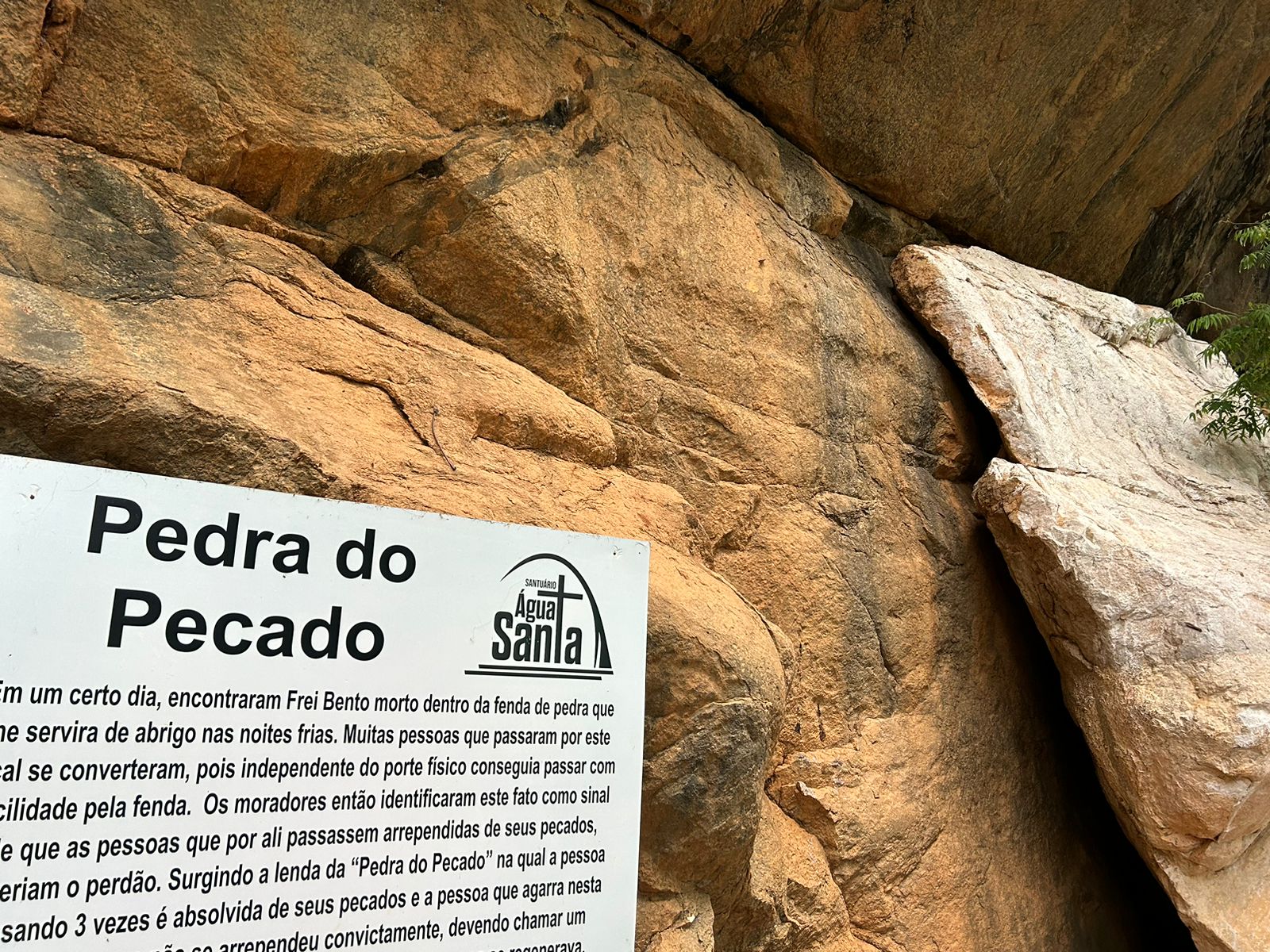 Conheça o Santuário da Água Santa e a Pedra do Pecado