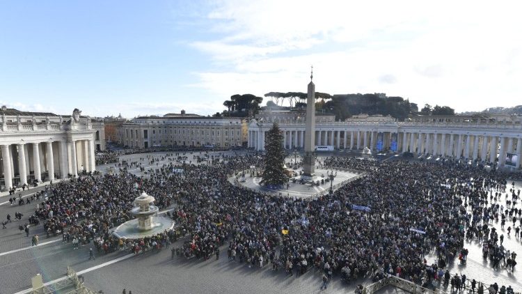 Praça São Pedro durante o Angelus