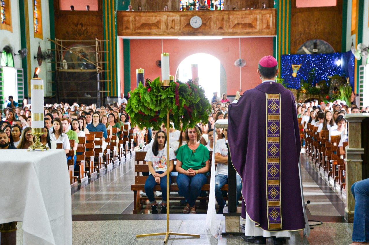 170 jovens e adultos são crismados na Paróquia Nossa Senhora da Penha, em Castelo