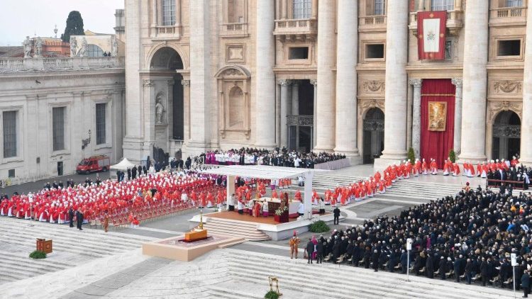 Santa Missa de Exéquias do Sumo Pontífice emérito Bento XVI