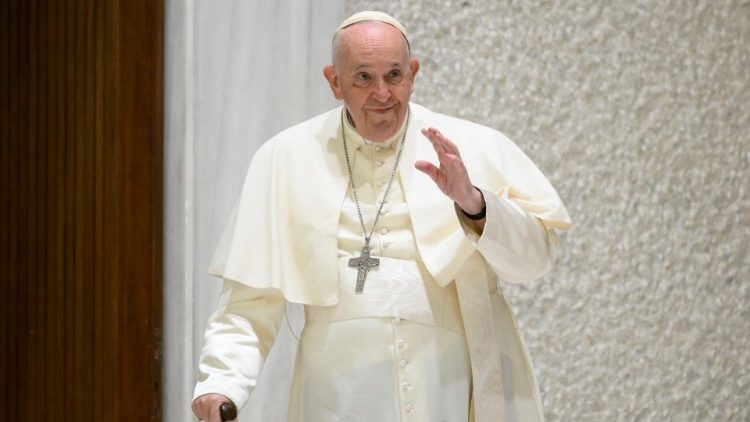 O Papa Francisco entrando na Sala Paulo VI para a Audiência Geral