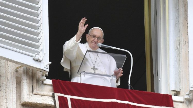 Da janela do apartamento pontifício, o Papa Francisco acena para a multidão reunida na Praça São Pedro