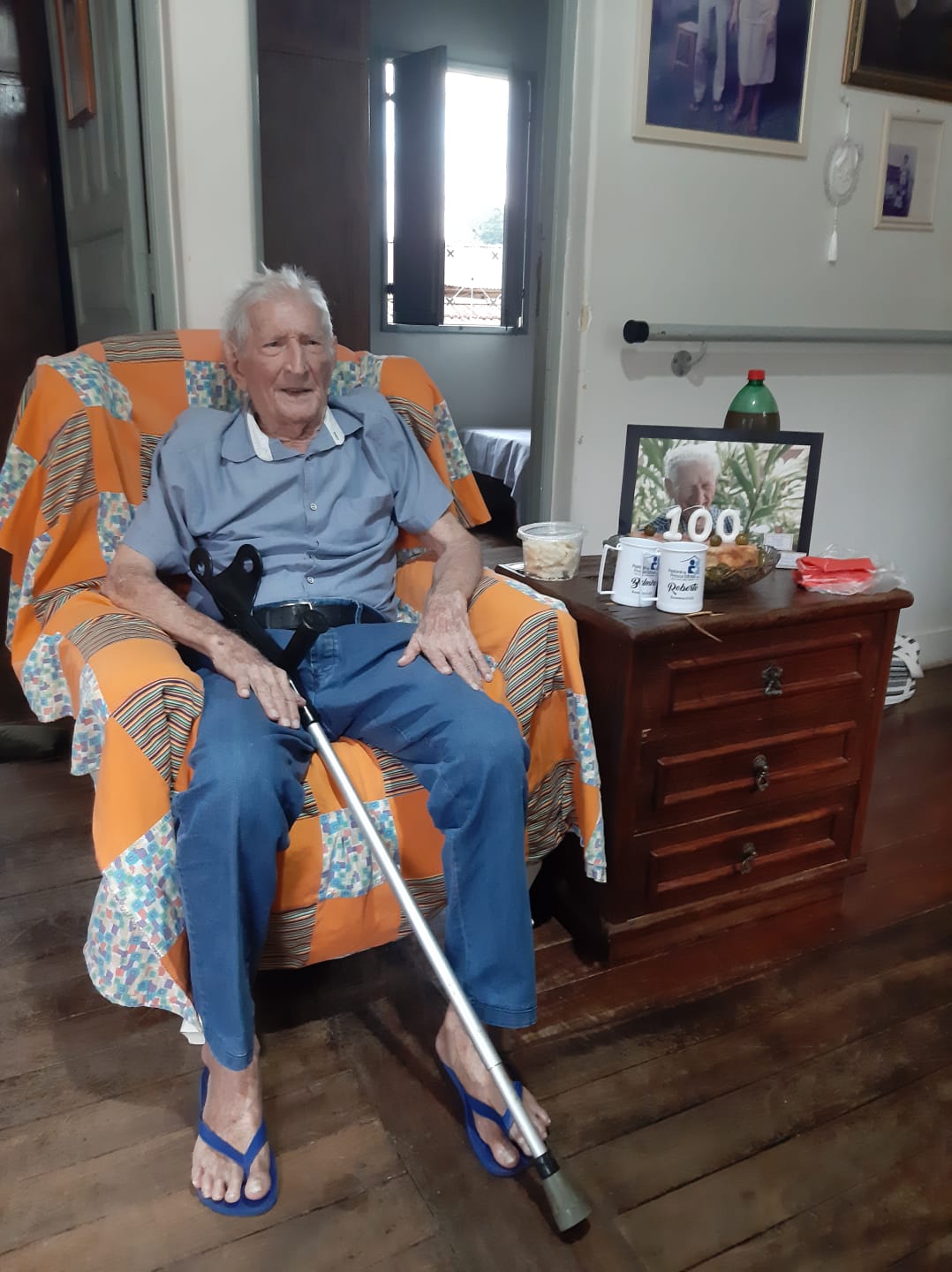 Idoso comemora aniversário de 100 anos com vista da Pastoral da Pessoa Idosa