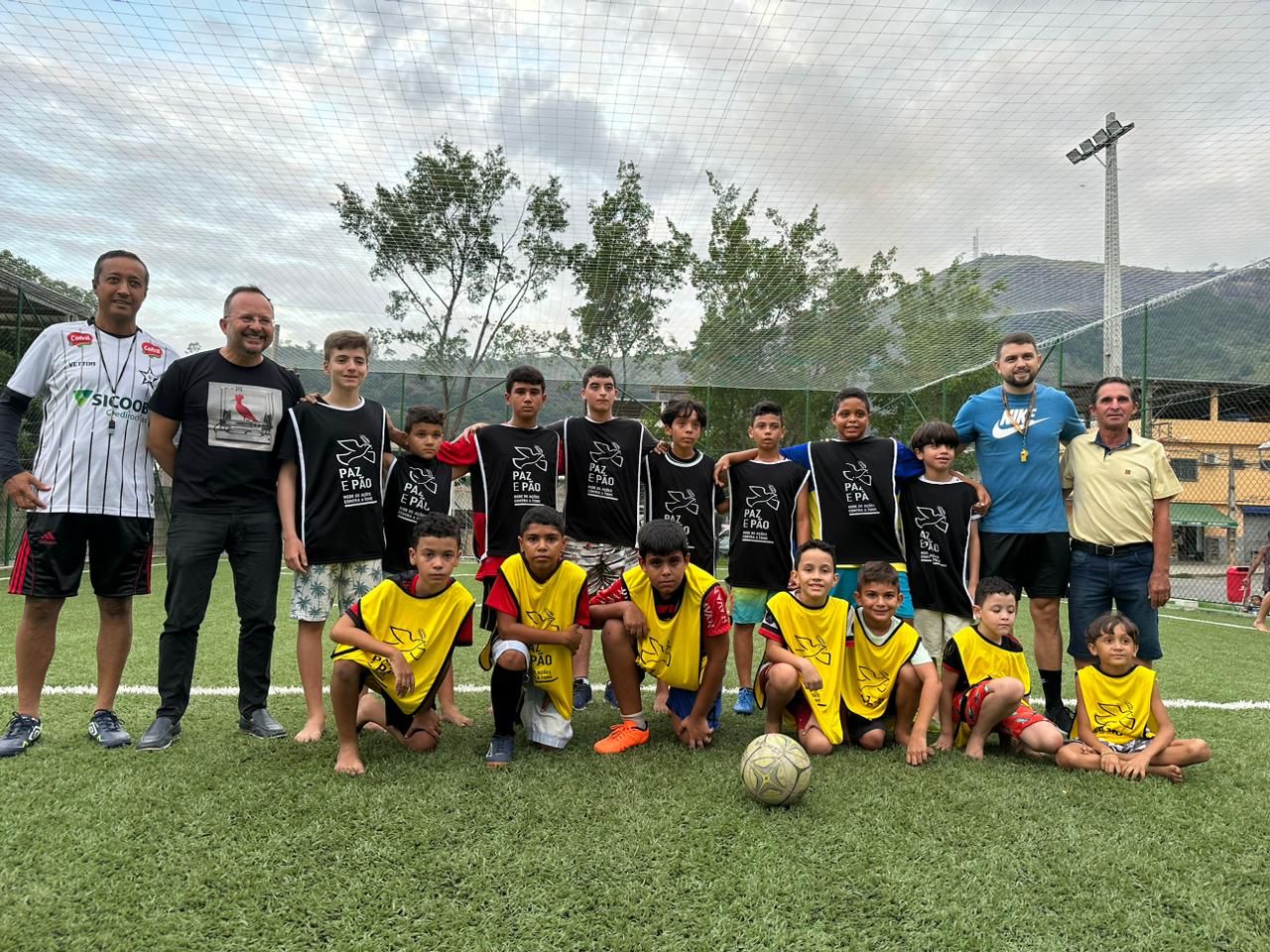 Campanha Paz e Pão cria escolinha de futebol para reduzir evasão escolar em Cachoeiro