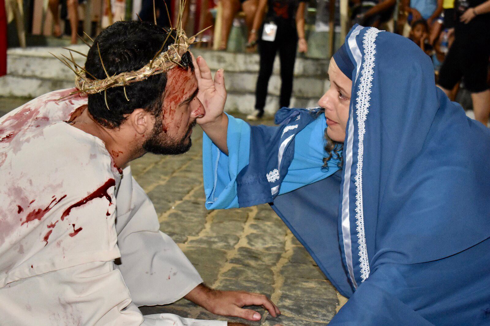 Encenação da Paixão de Cristo emociona público em Rive