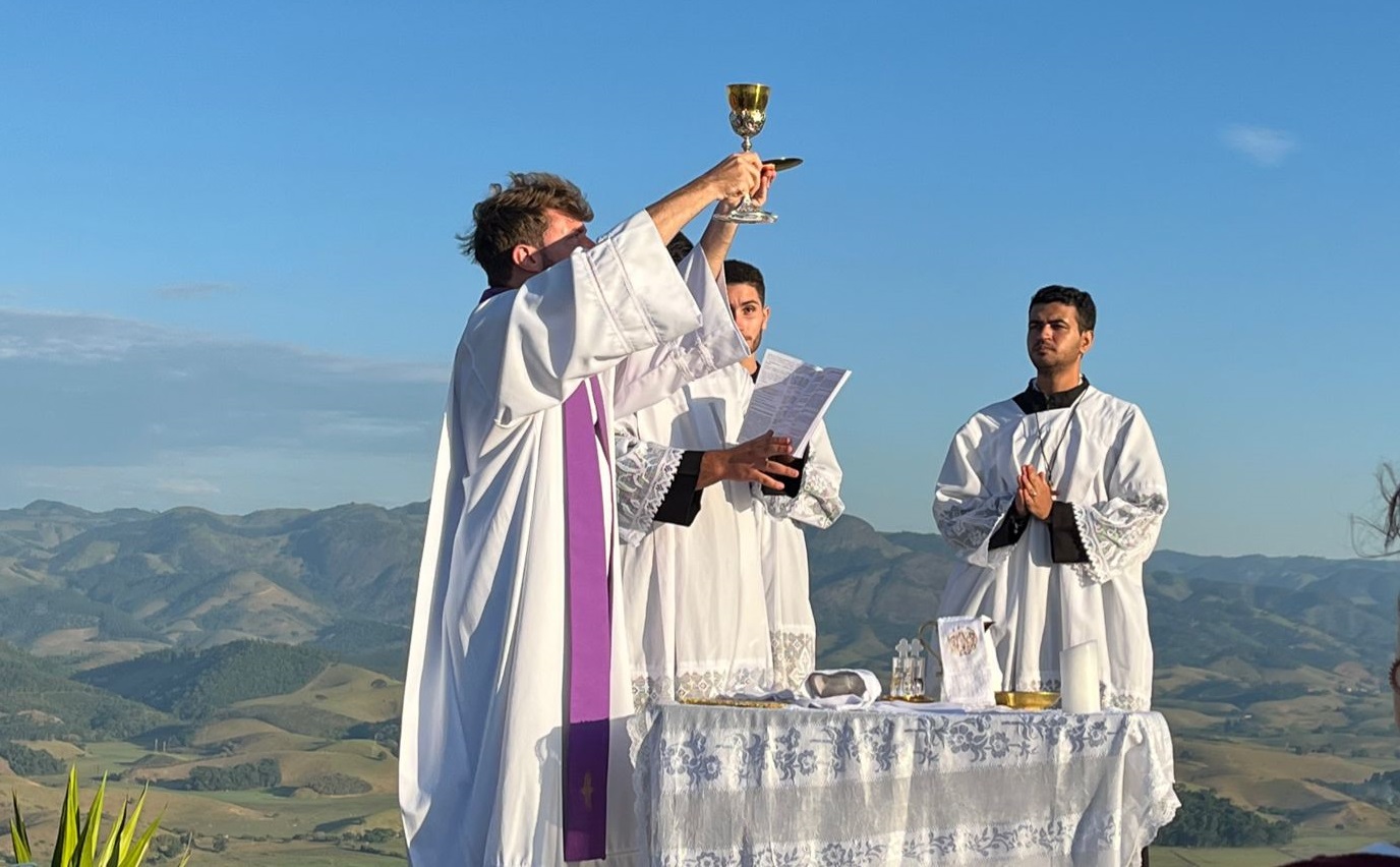 Jovens fazem Subida Penitencial ao Monte Aghá em Piúma