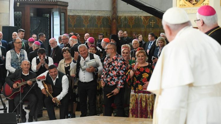 O Papa: a fé nos faz sair ao encontro dos pobres e a falar a linguagem da caridade