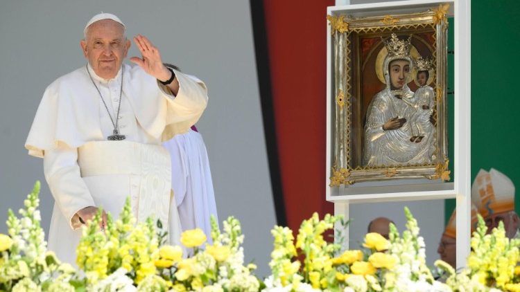 No altar na Praça Kossuth Lajos, Papa ao lado do ícone de Nossa Senhora saúda os fiéis húngaros