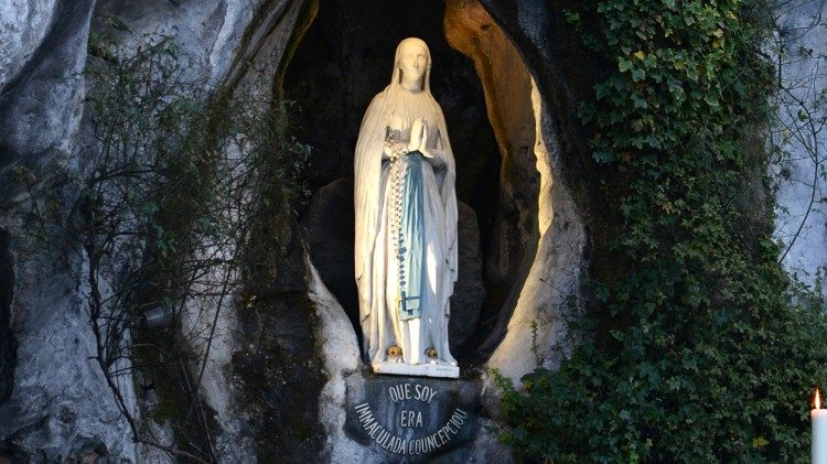 Santuário de Nossa Senhora de Lourdes, gruta de Massabielle, França