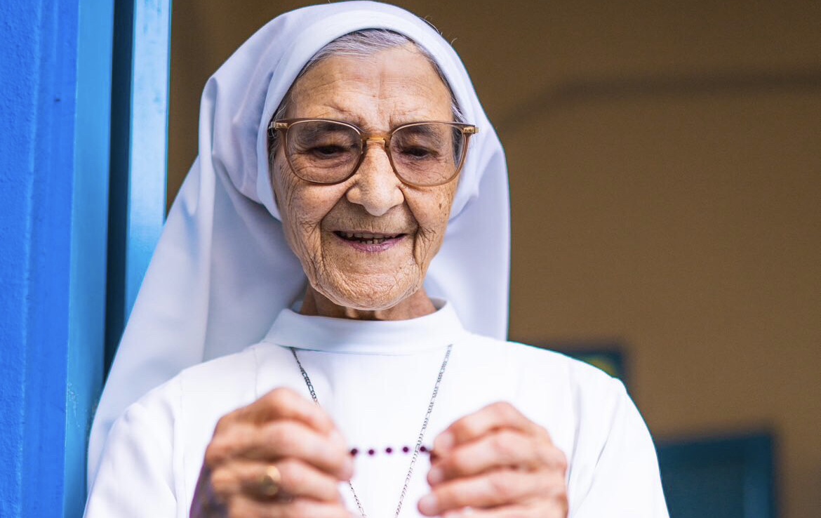 Irmã Otília recebe alta de hospital após ser internada com quadro de pneumonia