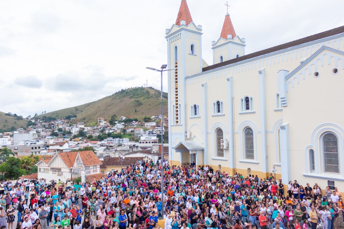 Fiéis celebram Nossa Senhora da Penha, em Alegre