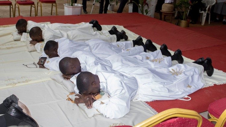 Ordenações sacerdotais e diaconais na diocese de Viana (Angola)