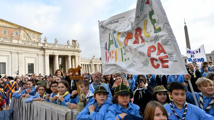 Os escolteiros italianos de Foligno na Praça São Pedro para a Audiência Geral