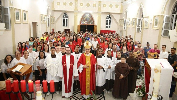 Dom Lauro Sérgio Versiani Barbosa, ministrou o Sacramento do Crisma para um grupo de crismandos da Paróquia Santa Clara de Assis (ES)