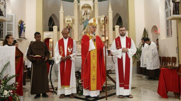 O Bispo Dom Lauro Sérgio Versiani Barbosa, o pároco Frei Pedro de Oliveira Rodrigues e o vigário paroquial, Frei Augusto Luiz Gabriel