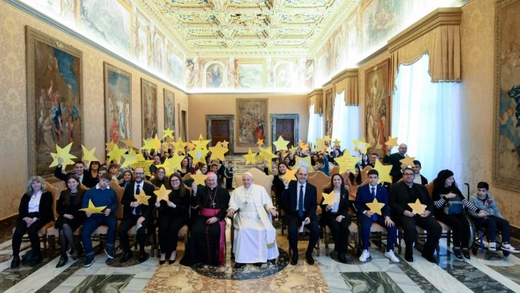 Francisco com as crianças da Ação Católica italiana