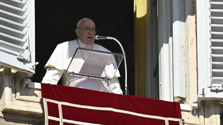 Papa da janela do apartamento pontifício para o Angelus