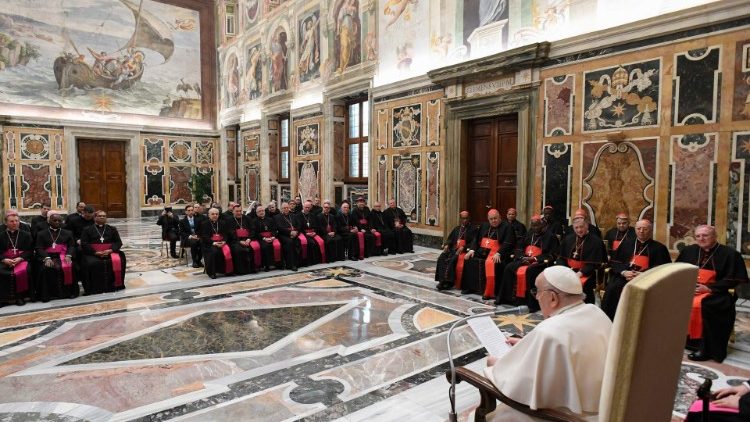 Francisco com os participantes da Assembleia Plenária do Dicastério para o Culto Divino e a Disciplina dos Sacramentos (Vatican Media)