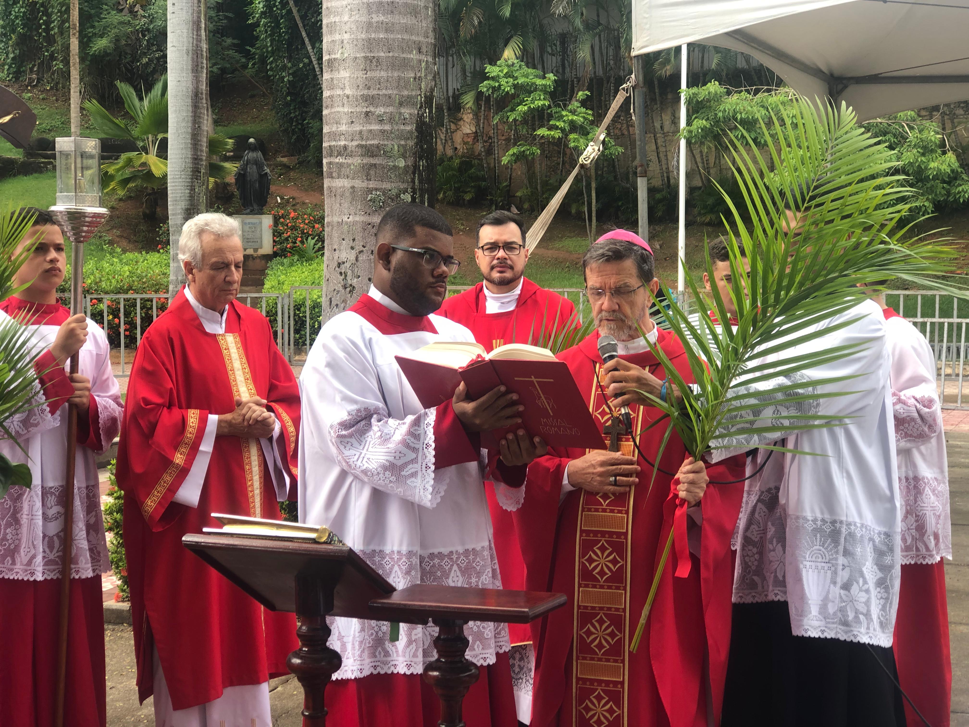 Missas e procissões do Domingo de Ramos marcam o início da Semana Santa em Cachoeiro