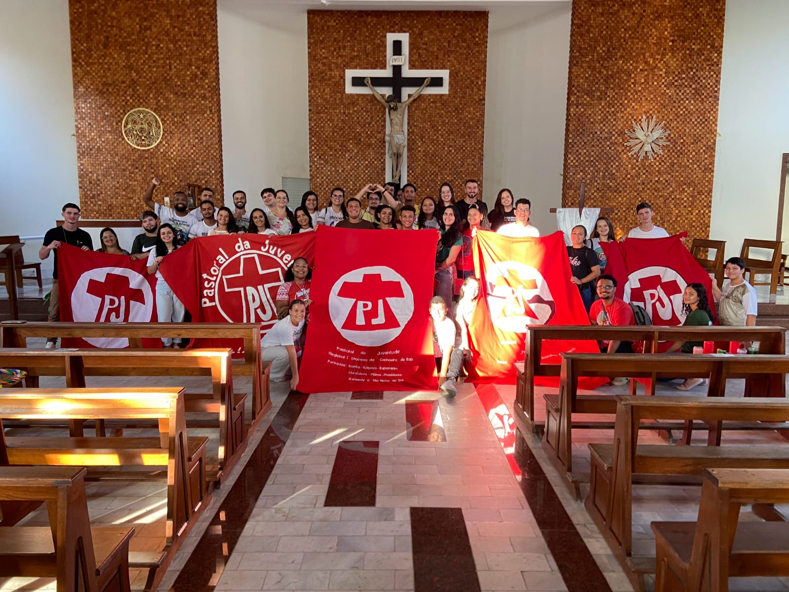 Encontro Identidade PJoteira forma jovens ao trabalho junto a Pastoral de Juventude.