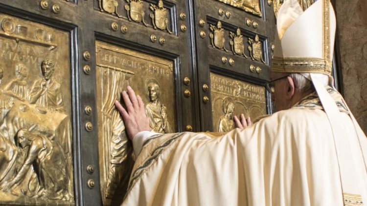 Abertura da Porta Santa durante o Jubileu da Misericórdia em 2015