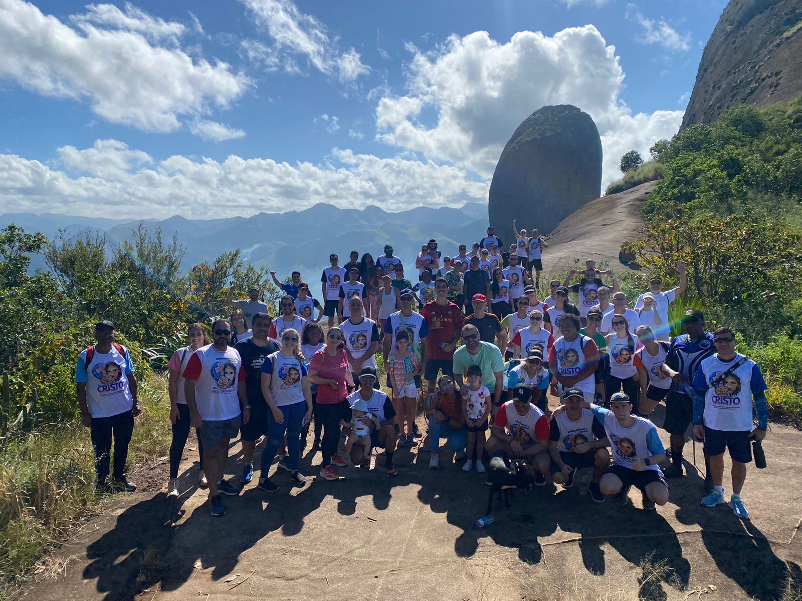 Movimento de Cursilhos de Cachoeiro realiza caminhada ao monumento do Frade e a Freira.